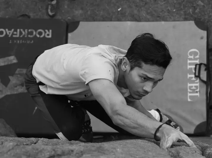 Varun bouldering outdoors in Sanjay Van, Delhi.