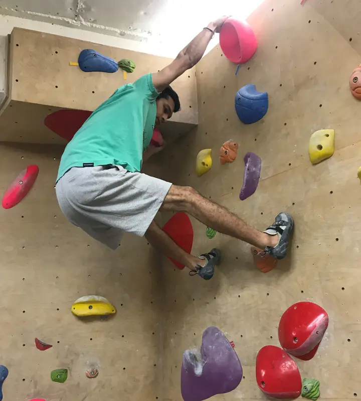 Varun bouldering indoors at BoulderBox.