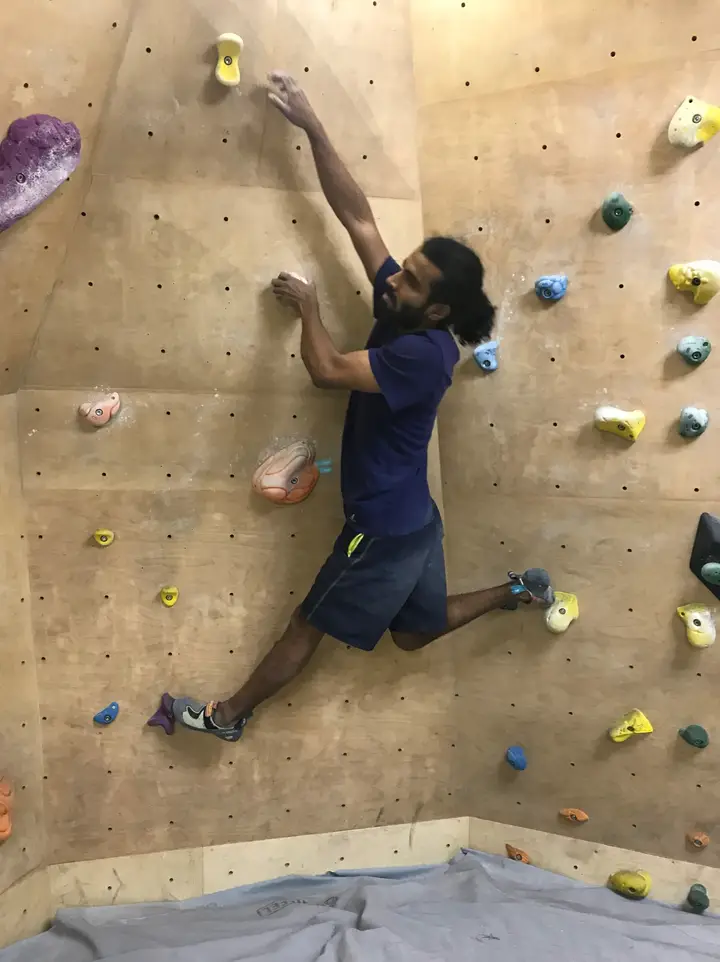Dhillan dropping his right knee while going for the reachy hold.