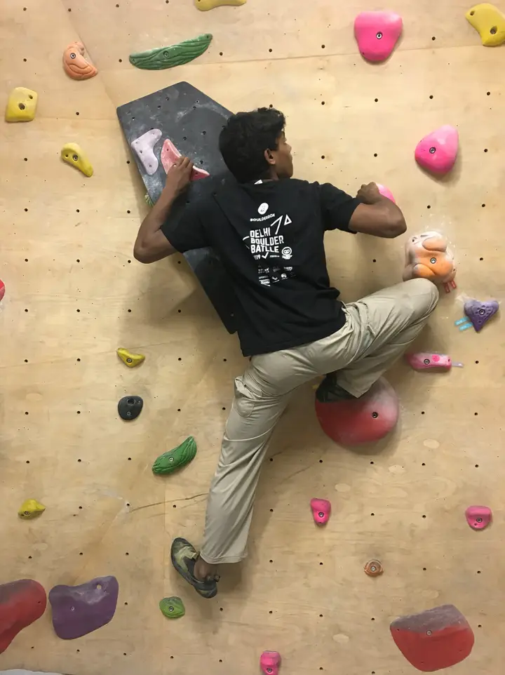 Arjun uses both his hands to apply a double gaston.