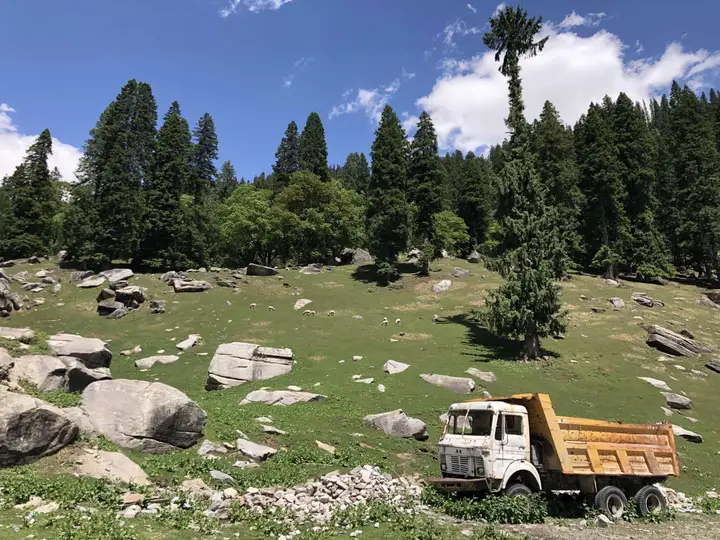 Abandoned Truck. PC: Yadu Bhageria